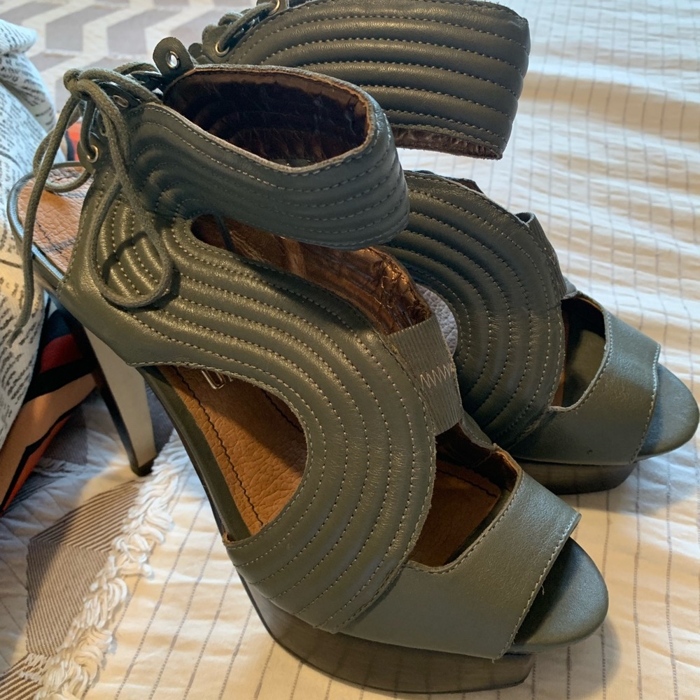 Olive green Santa Lolla strap up back